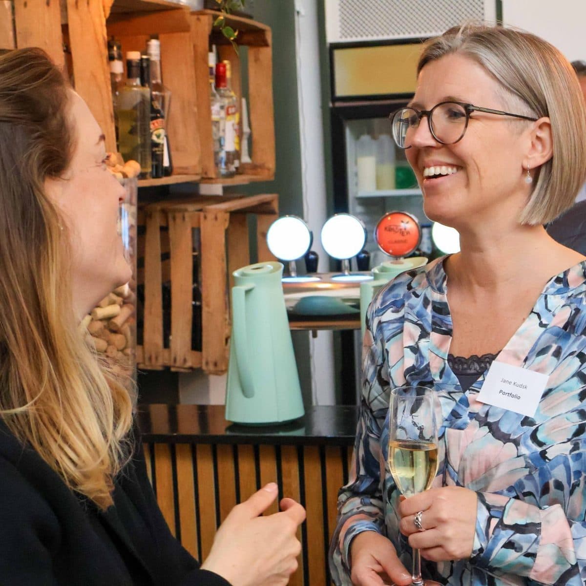 Two guests talking at a KRING investor event