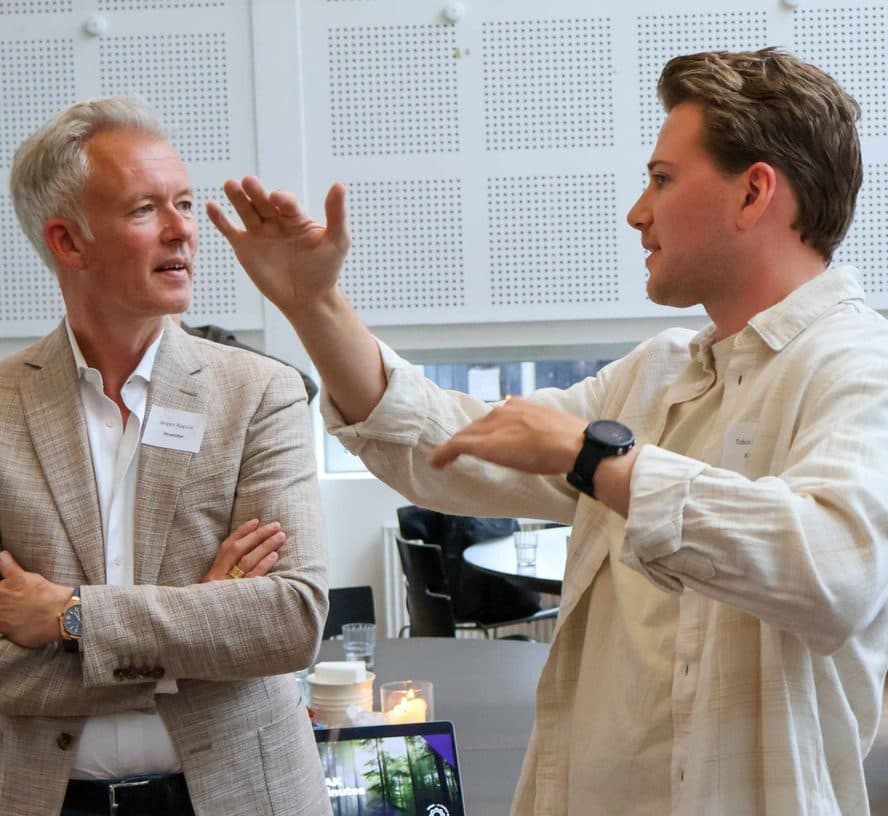 An investor and Tobias from KRING talking at an event